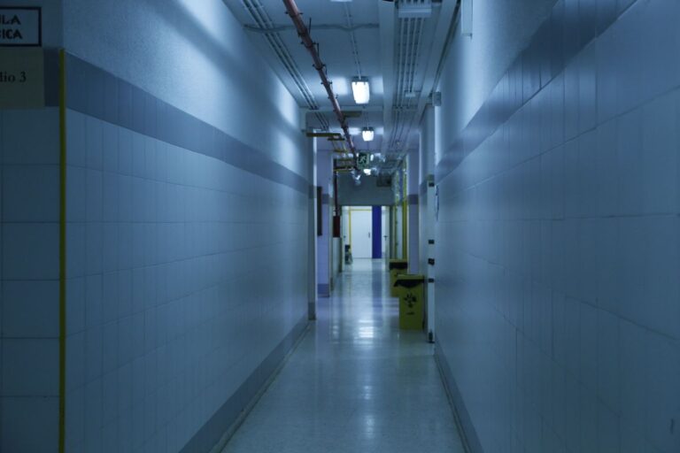 Koridor hospital kosong dan gelap untuk cerita seram Tirai Katil Bernombor Tujuh