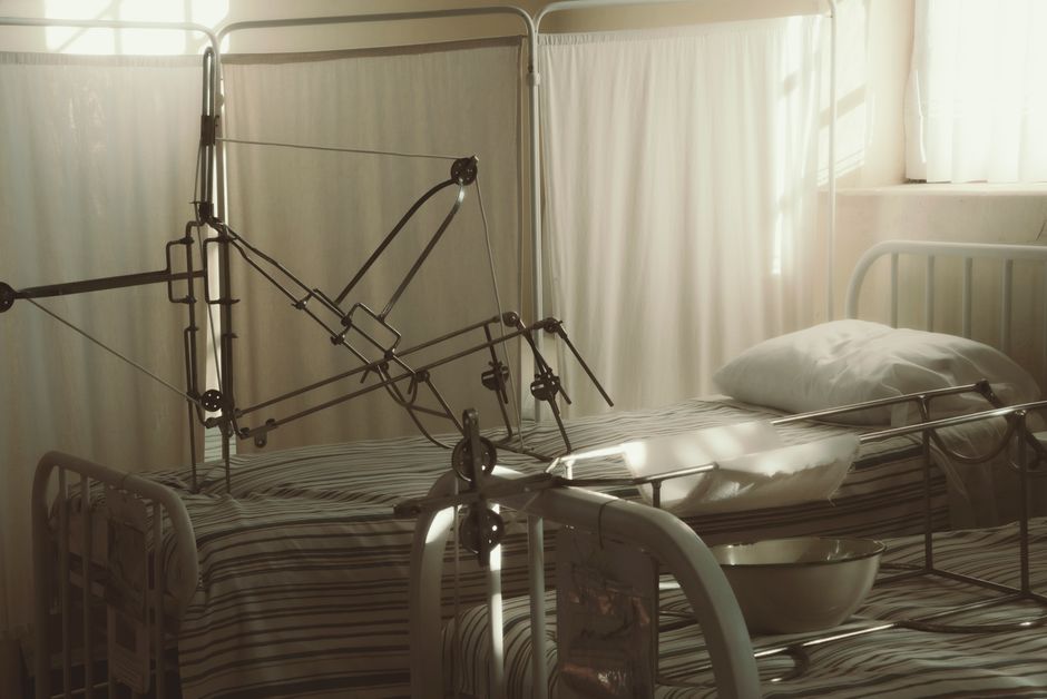 Katil hospital kosong dengan tirai pada waktu malam