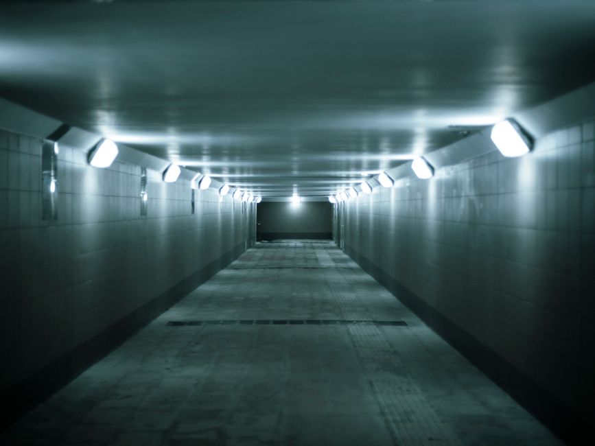 Lorong bawah tanah hospital yang gelap dengan lampu kalimantang