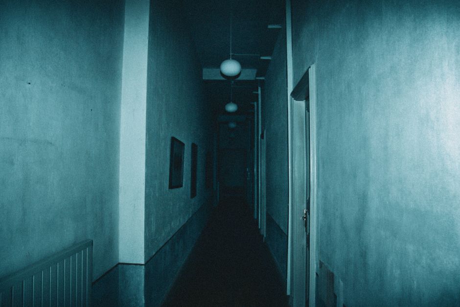 Lorong rumah gelap yang menyeramkan