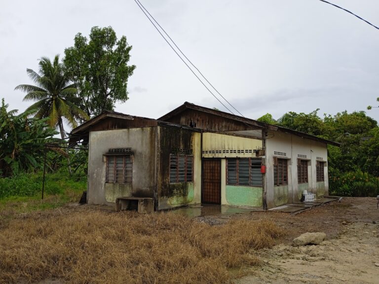 Rumah kayu kampung lama, suasana suram
