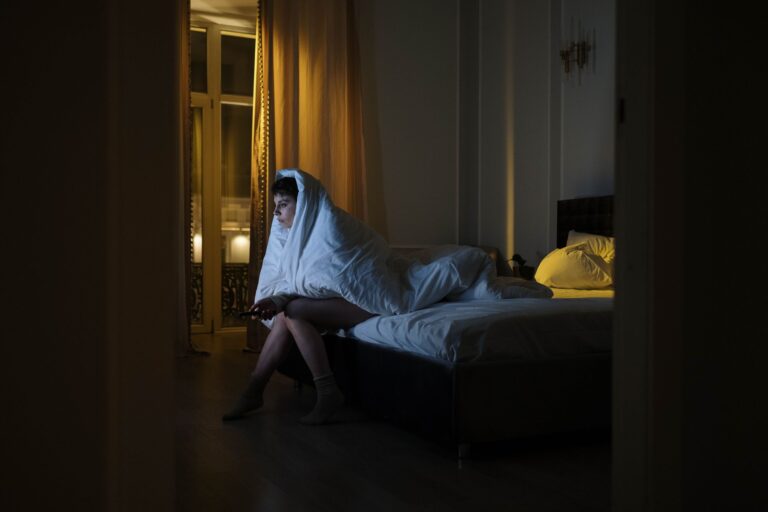 Bilik gelap dengan cahaya dari tingkap pada waktu malam